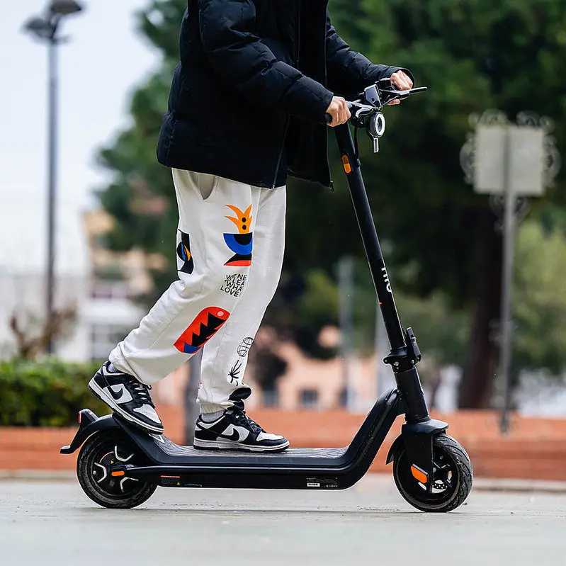 NIU KQi3 Pro Compact E-Scooter – 31-Mile Battery Range, 20 MPH Top Speed, Lightweight Aluminum Foldable Frame