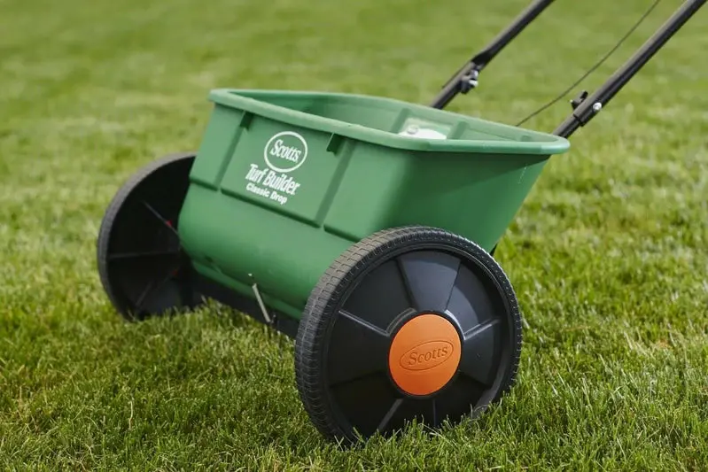 Scotts Turf Builder Classic Drop Spreader – Manual Broadcast Tool for Seed & Fertilizer